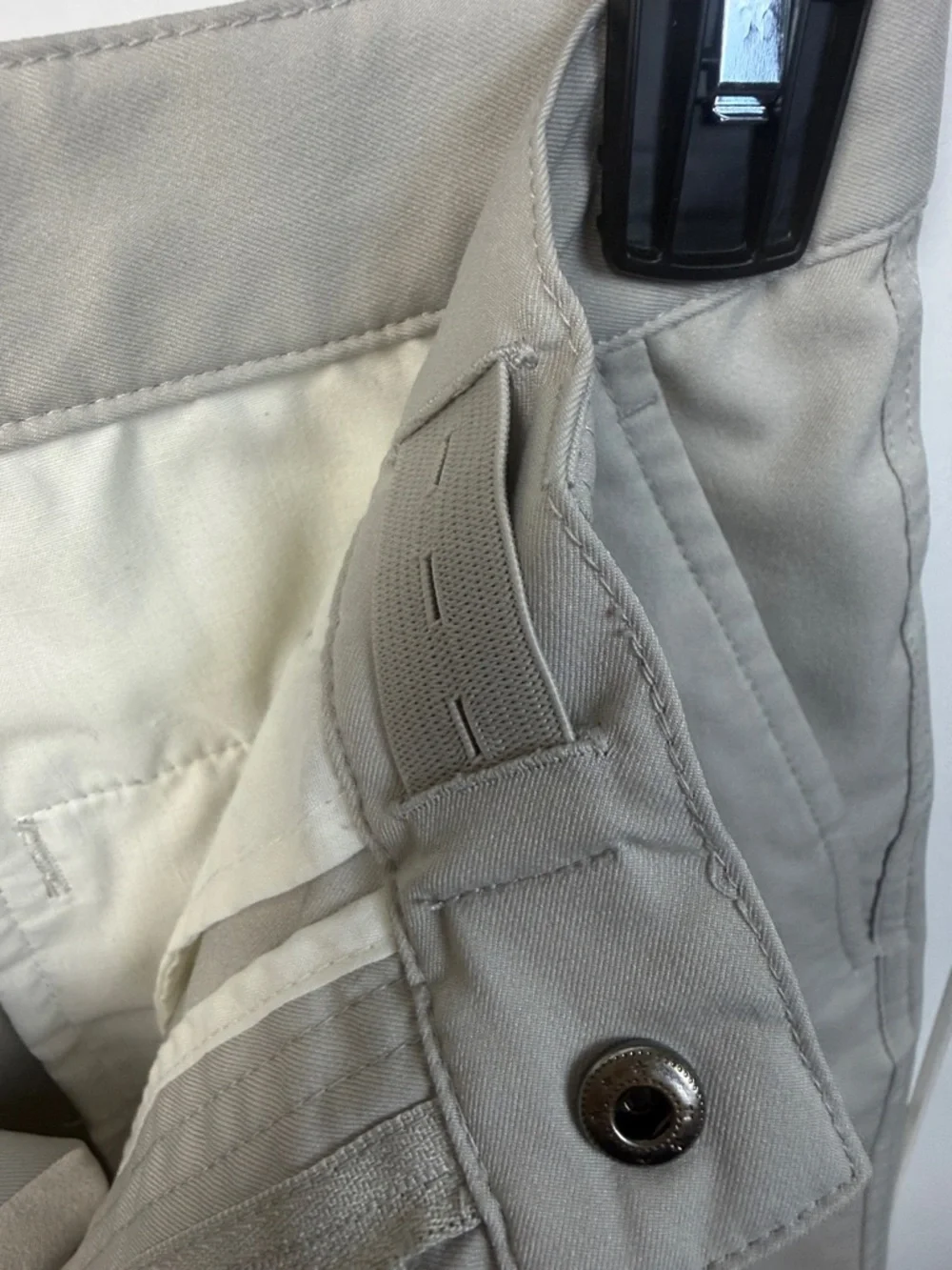 Nike boy’s Flat Front Golf Shorts in Light Khaki adjustable waist size medium